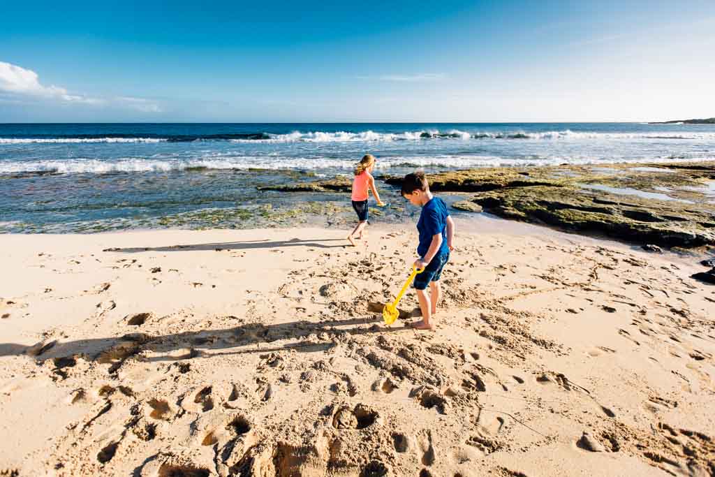 kids-on-beach-in-kauai
