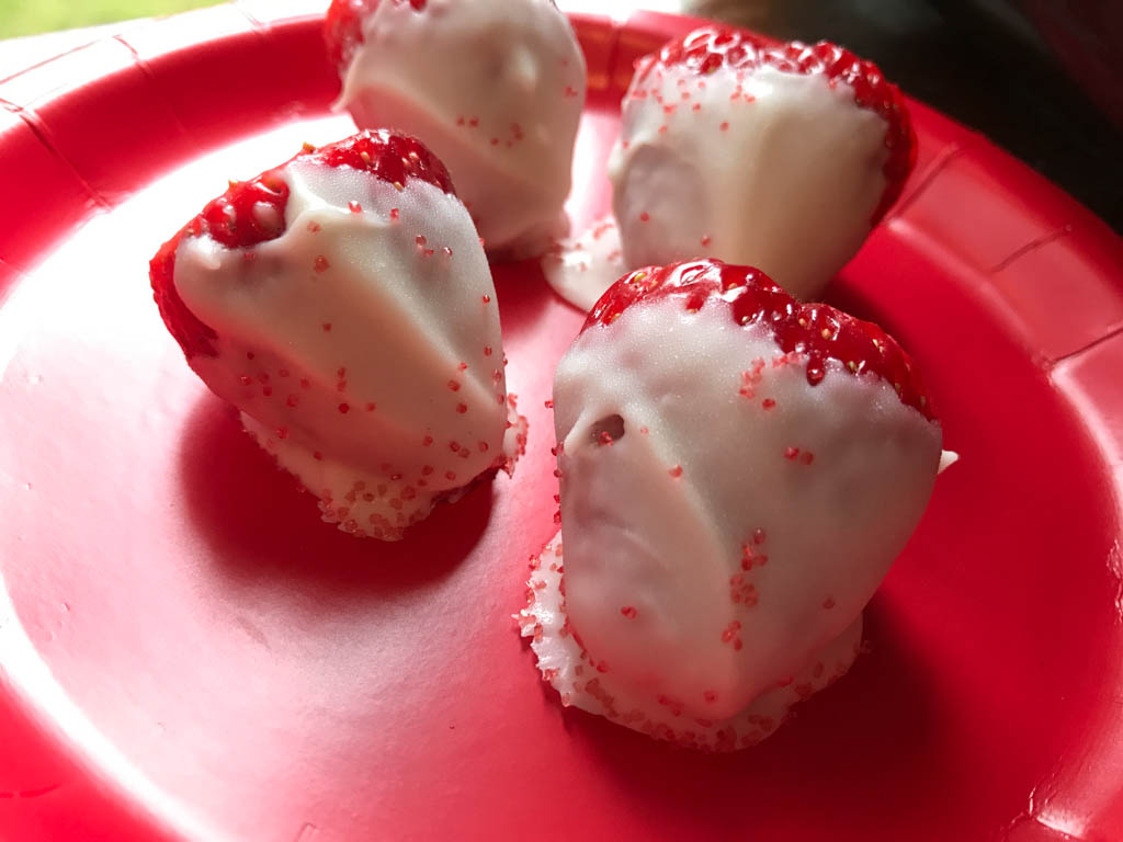 Chocolate dipped strawberries for Campsite Friendly Canada Day Food 