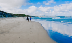 children-walking-the-beach-of-vivonne-bay