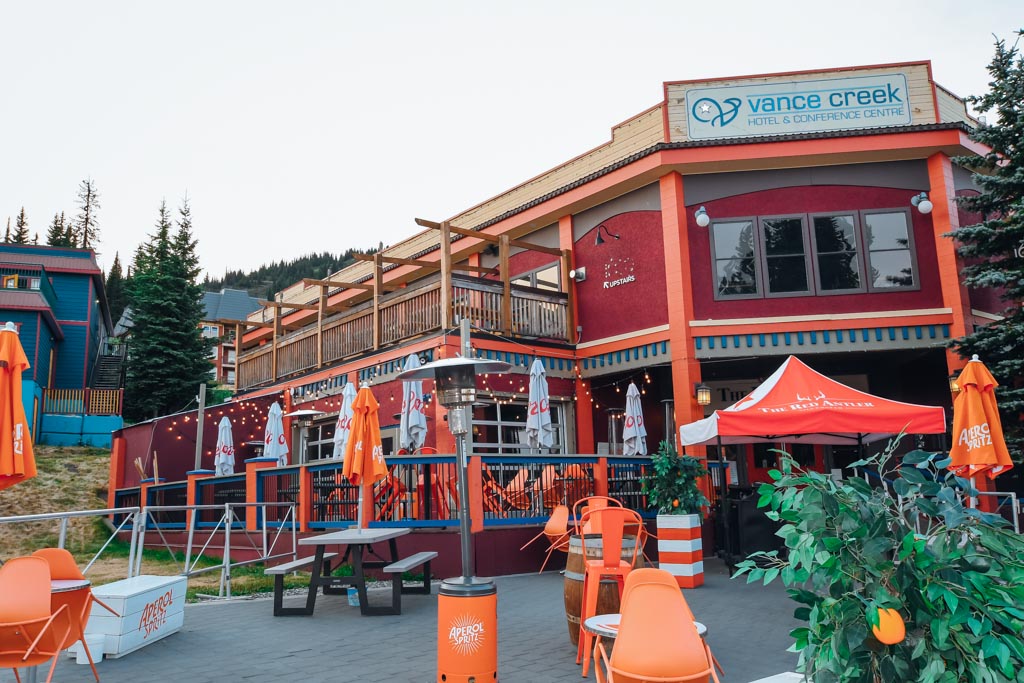 outside view of the red antler restaurant at silverstar mountain.